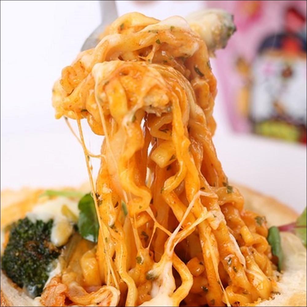 Samyang Carbo Buldak Chicken Ramen (Big Cup) 105g (Spicy Carbonara Flavor)